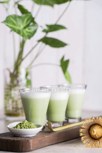Bicchieri di bevande al latte matcha preparate al momento sulla tavola . — Foto stock