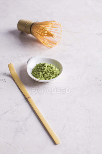 Pó de chá matcha verde e batedor de bambu com colher na mesa
. — Fotografia de Stock
