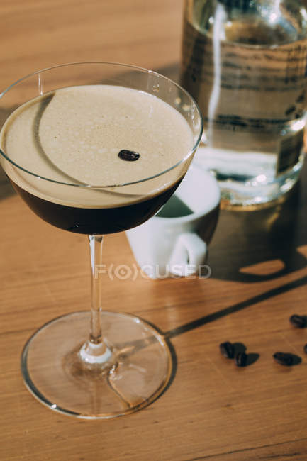 Коктейль эспрессо с мартини подается в стакане на столе — стоковое фото