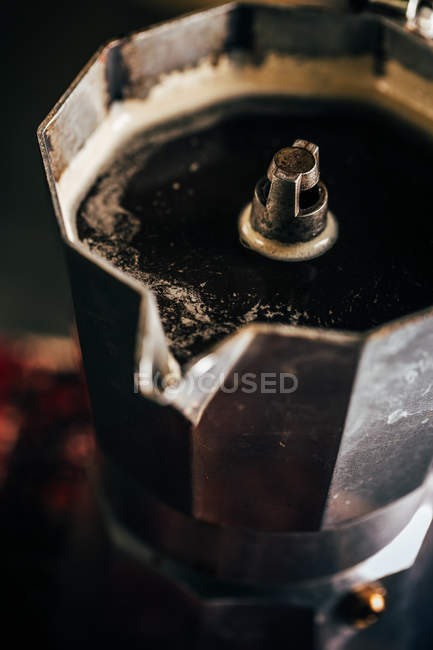 Крупним планом свіжа кава в старому маркері кави — стокове фото