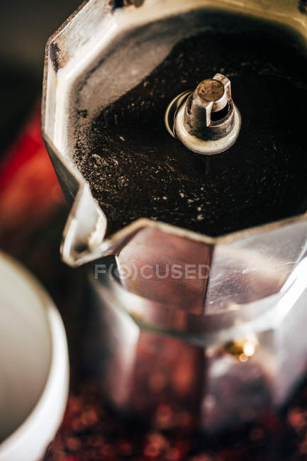 Close-up de café fresco em marcador de café antigo — Fotografia de Stock