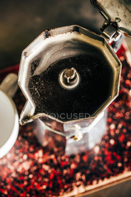 Primo piano di caffè fresco in vecchio marcatore di caffè — Foto stock