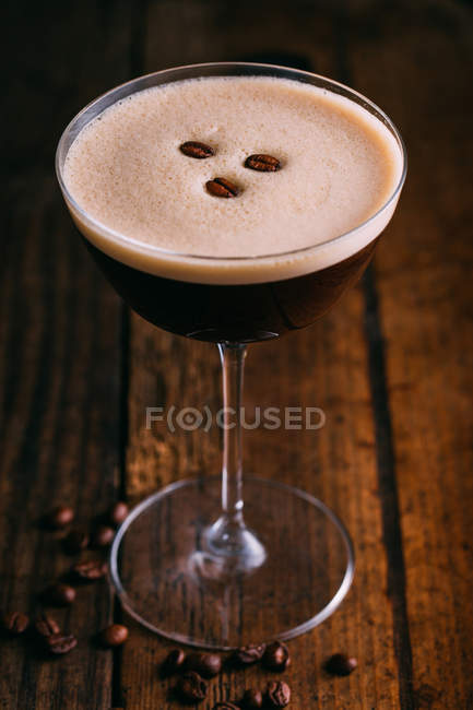 Cocktail Espresso Martini servito in vetro su tavolo di legno — Foto stock