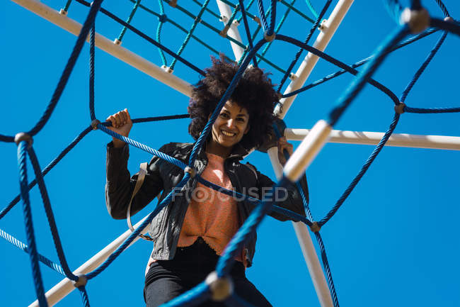 Жінка з афро-волоссям, сходження на дитячі атракціони в парку — стокове фото
