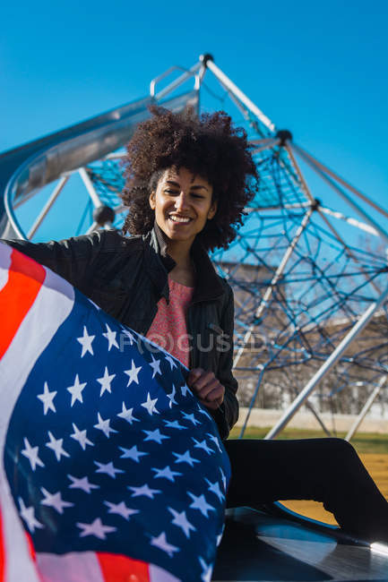 Black woman with afro hair and an american flag celebrating the independence day of USA — Stock Photo