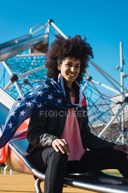 Black woman with afro hair and an american flag celebrating the independence day of USA — Stock Photo