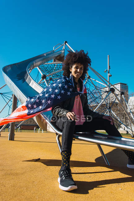 Чорна Жінка з афро волосся і американський прапор святкування Дня незалежності США — стокове фото