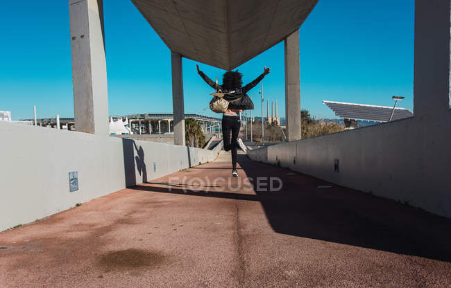 Женщина прыгает от радости на улице — стоковое фото