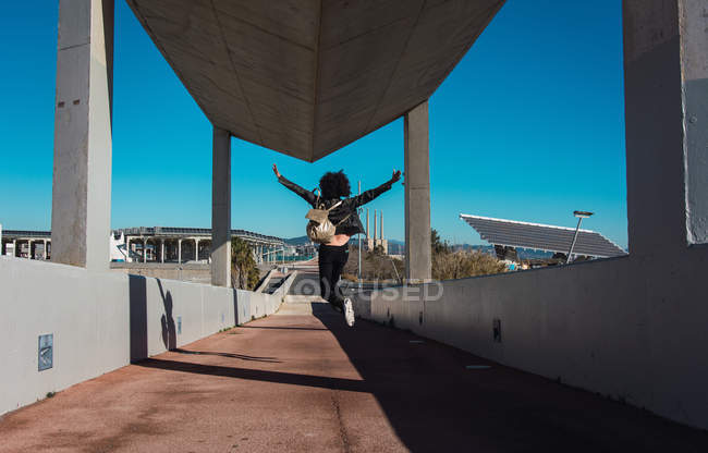 Женщина прыгает от радости на улице — стоковое фото