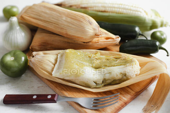 Massa perto de casca de milho e especiarias para tamales — Fotografia de Stock