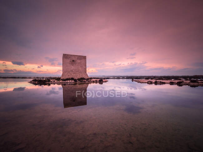 Meravigliosa torre di guardia in un lago calmo in una giornata nuvolosa — Foto stock
