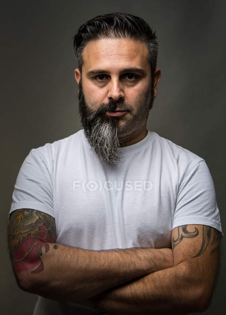 Уверенный человек с наполовину бородой — стоковое фото