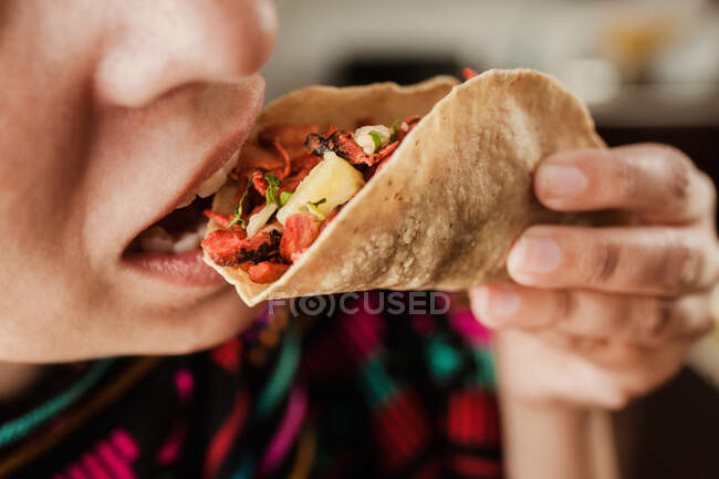 Femme de culture avec taco al pastor — Photo de stock