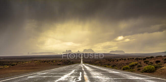 Pintoresca vista del cielo nublado dramático sobre la carretera rural de asfalto en el Gran Cañón - foto de stock