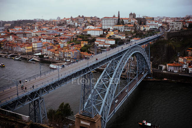 Puente moderno en la ciudad vieja - foto de stock