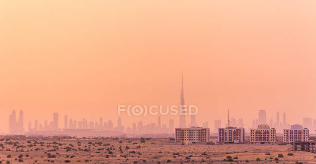 Majestätische Drohnenansicht des nebeligen Himmels über einer wunderbaren modernen Stadt in der trockenen Wüste in den Vereinigten Arabischen Emiraten — Stockfoto