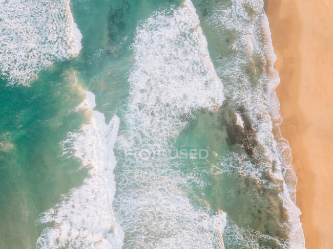 Mar acenando perto da costa — Fotografia de Stock
