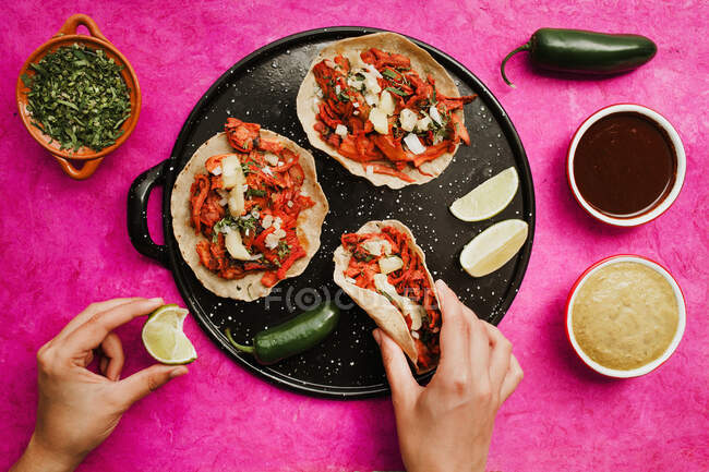 Erntehand mit Taco al Pastor — Stockfoto