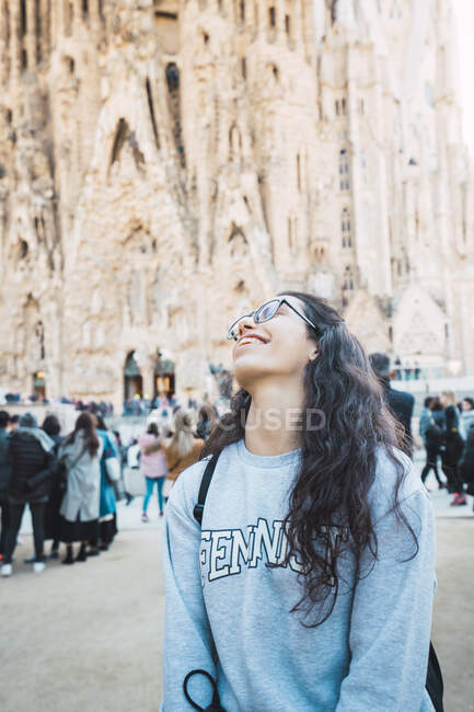 Усміхнена жінка-туристка на міській вулиці — стокове фото