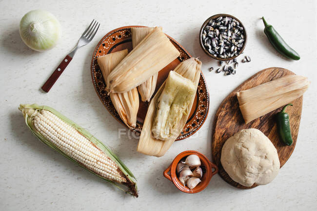 Тесто рядом с кукурузной шелухой и специями для тамале — стоковое фото