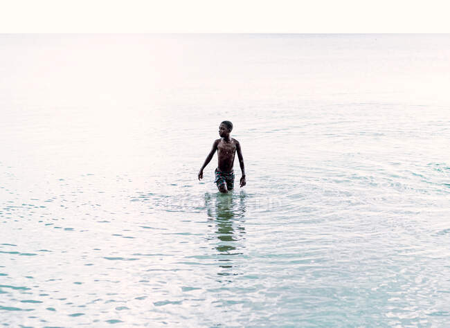 Afro-americano adolescente di ritorno dal mare e guardando lontano in Giamaica — Foto stock