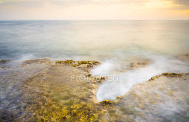 Soleil matinal brillant se levant sur la surface de l'eau de mer propre dans une nature majestueuse — Photo de stock