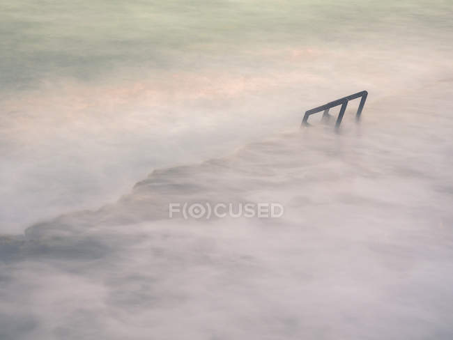 Точкою Туманний розмахуючи поблизу грубої кам'янисті берег — стокове фото