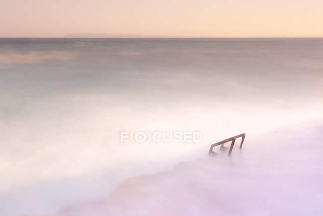 Merveilleuse mer brumeuse agitant près du rivage pierreux rugueux — Photo de stock