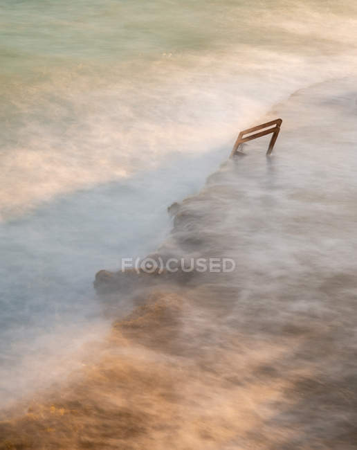 Mar nebuloso maravilhoso acenando perto da costa pedregosa áspera — Fotografia de Stock