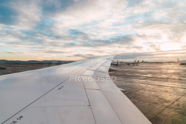 Bella vista dell'aeroporto moderno con strutture contemporanee e aerei in splendida serata nuvolosa — Foto stock