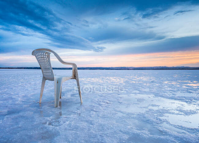 Cadeira na mina de sal durante o pôr do sol — Fotografia de Stock