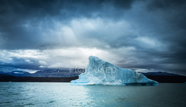Fantástica vista del enorme iceberg frío contra el cielo gris nublado en Argentina - foto de stock