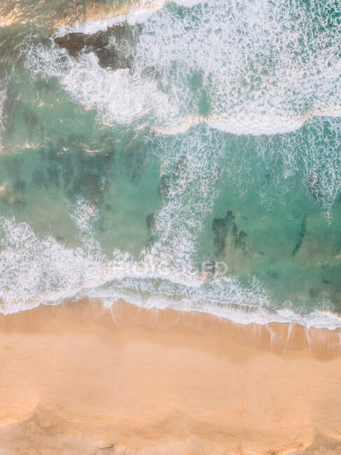 Mare che ondeggia vicino alla riva — Foto stock
