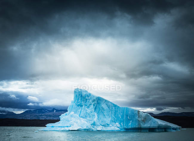 Вид огромного холодного ледника на фоне облачного неба в Аргентине — стоковое фото