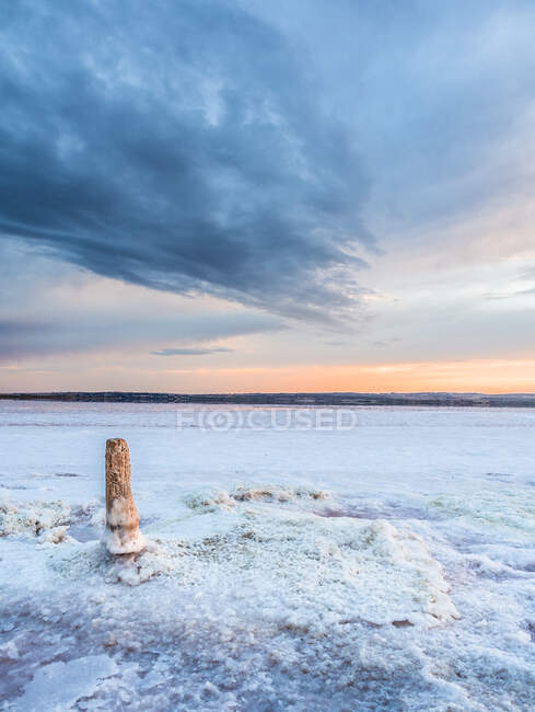 Bâton sur la mine de sel pendant le coucher du soleil — Photo de stock