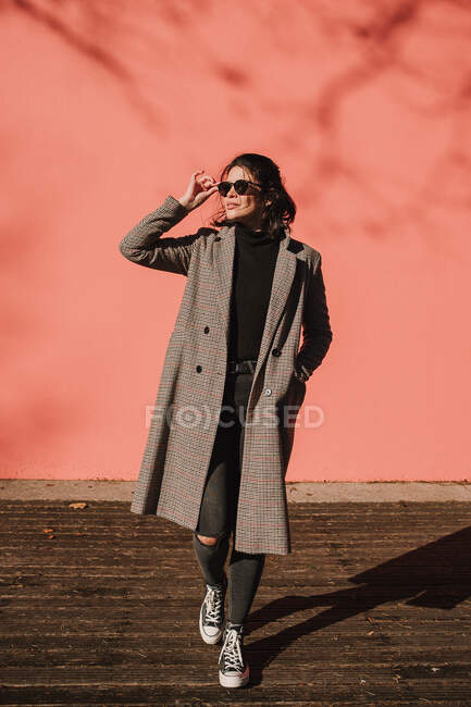 Senhora elegante atraente em óculos de sol — Fotografia de Stock