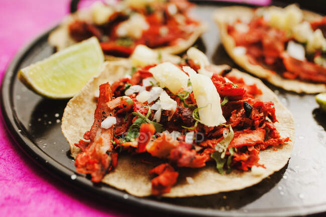 Pfeffer und Limette in der Nähe von Tacos al Pastor und Soßen — Stockfoto