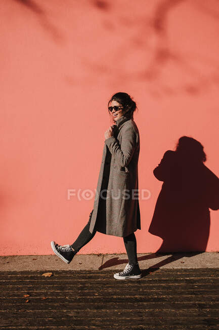 Attractive stylish lady in sunglasses — Stock Photo