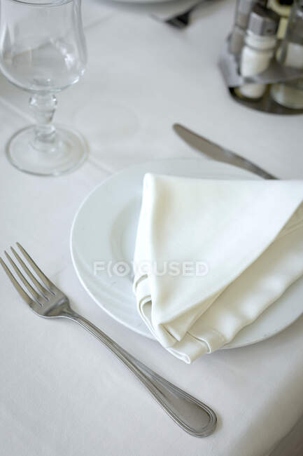 Tavolo ristorante pronto da mangiare. Posate, tovaglioli, tazze; piatti. — Foto stock