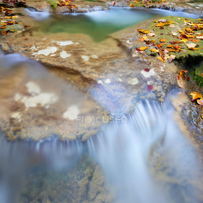 Nahaufnahme eines Wasserfalls, der zwischen Felsen plätschert — Stockfoto