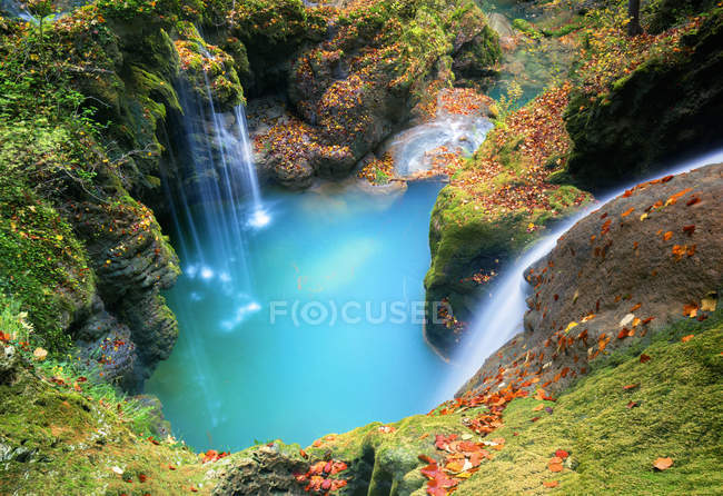 De cima de água azul-turquesa em reservatório com quedas em rochas verdes acima, Navarra — Fotografia de Stock