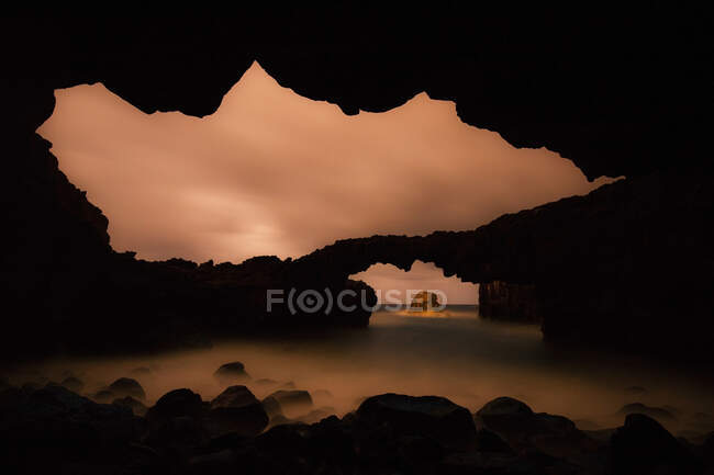 Pintoresca vista de la costa rocosa cerca de la superficie del agua y maravilloso paraíso al atardecer en la isla de Hierro, Islas Canarias, España - foto de stock