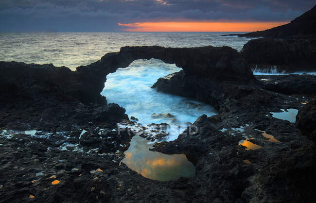 Malerischer Blick auf die Felsenküste in der Nähe der Wasseroberfläche und ein wunderbarer Himmel bei Sonnenuntergang auf der Insel Hierro, Kanarische Insel, Spanien — Stockfoto