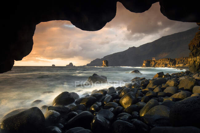 Vista pitoresca da costa rochosa perto da superfície da água e maravilhoso céu com nuvens ao pôr do sol na Ilha Hierro, Ilha Canária, Espanha — Fotografia de Stock