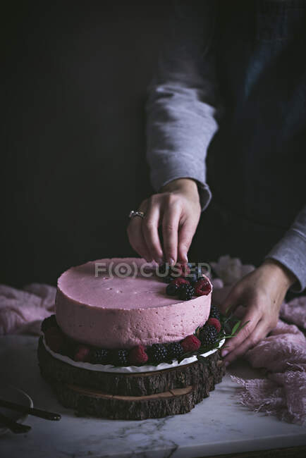 Обрізане зображення жінки, що готує ягідний торт — стокове фото