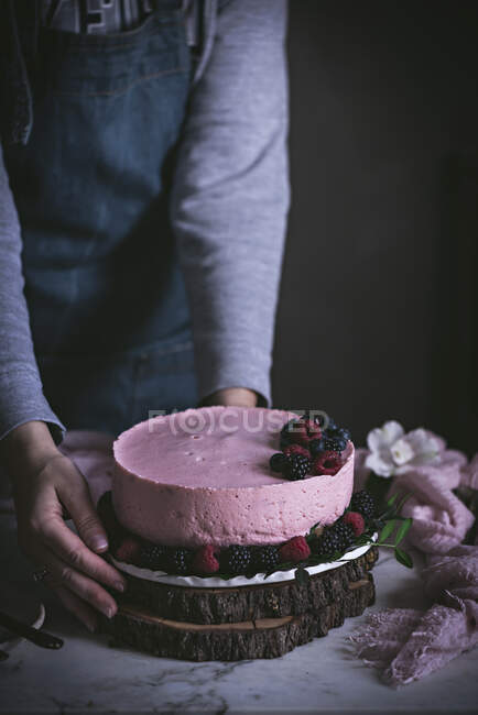 Imagen recortada de la mujer preparando pastel de bayas - foto de stock
