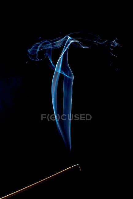Redemoinhos de fumaça azul brilhante no fundo preto — Fotografia de Stock