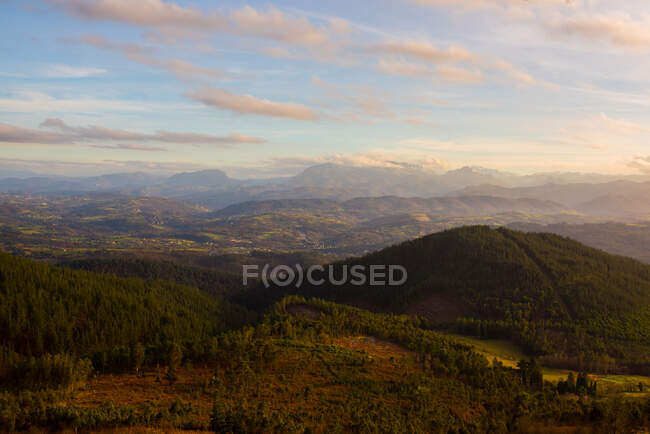 Majestic landscape of green mountains in sunlight — Stock Photo