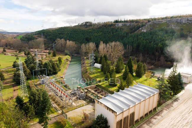 Zeitgenössisches Wasserkraftwerk in Landschaft — Stockfoto