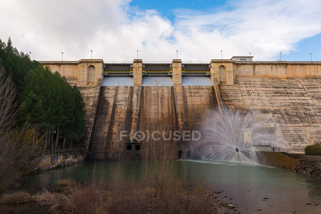 Concrete hydroelectric power station in sunlight — Stock Photo